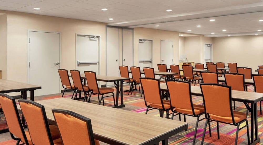 Home2 By Hilton Potomac Mills Hotel 3*